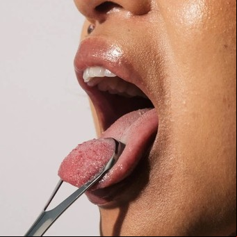 Mal aliento: ¿raspar la lengua ayuda a eliminarlo? Cuál es la técnica adecuada
