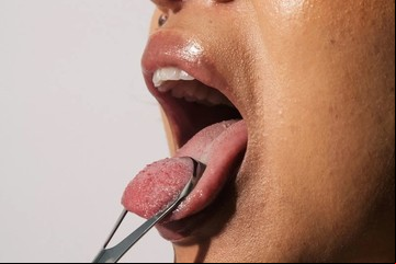 Mal aliento: ¿raspar la lengua ayuda a eliminarlo? Cuál es la técnica adecuada