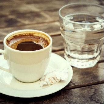 ¿Por qué se sirve el café con un vaso de agua y cuándo se debe tomar?