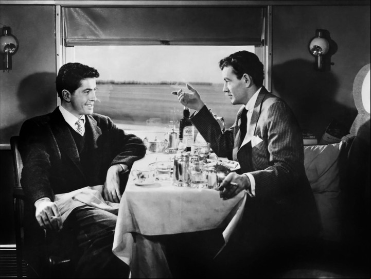 Extraños en un tren, dirigida por Alfred Hitchcock .