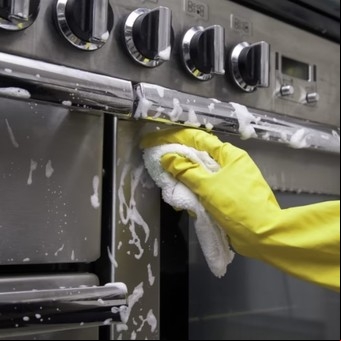 El truco infalible para eliminar la grasa acumulada en el horno en solo 30 minutos