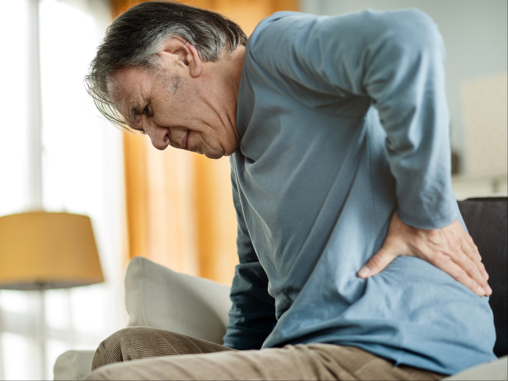 Cómo prevenir el dolor de espalda baja con ejercicios suaves 