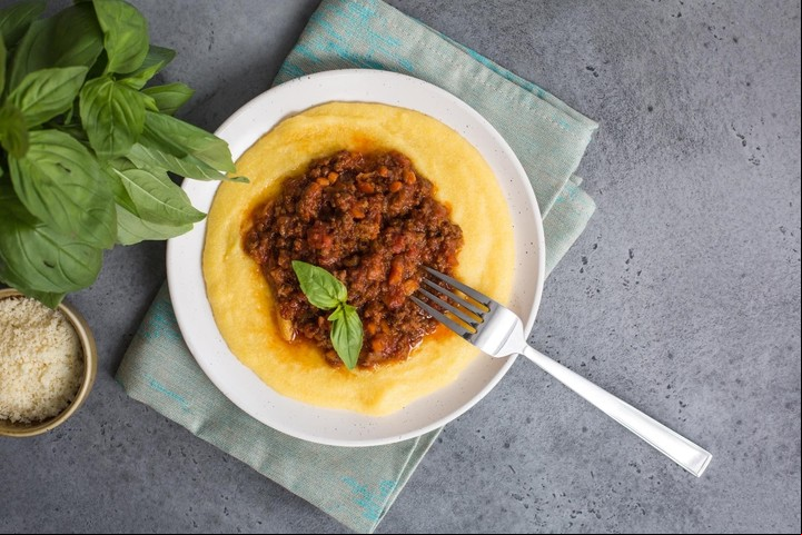 Sin sal ni ingredientes, también se le puede dar al perro un estofado de lentejas con polenta.