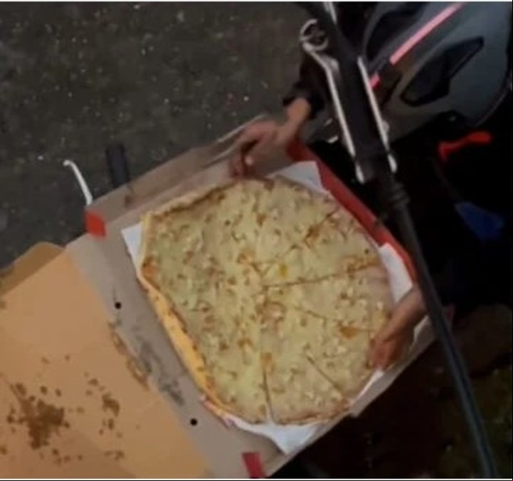 Su tarea para comer la porción consistió en cortar los bordes de las porciones con una navaja (Captura de video).