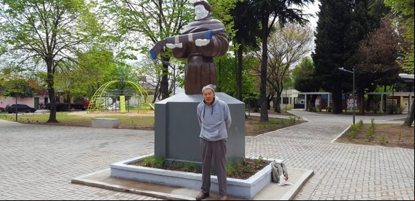 El artista que llenó de esculturas y murales las plazas y calles de Tres de Febrero