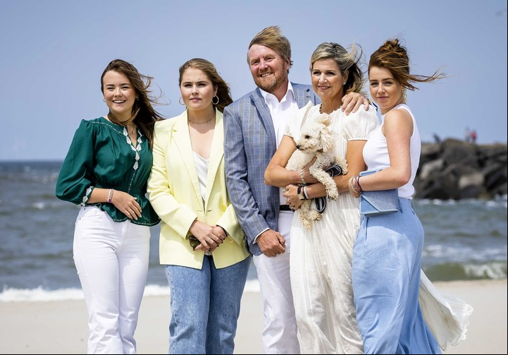 La princesa Amalia (con saco amarillo), junto a los reyes Guillermo y Máxima, sus hermanas Ariane (izq.) y Alexia (der.) en una imagen de junio. Foto: EFE  