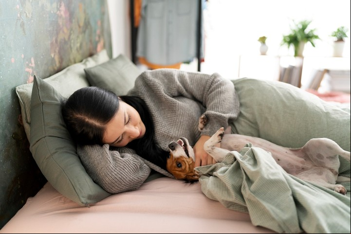 ¿Es bueno o malo dormir con la mascota? Foto: Freepik.