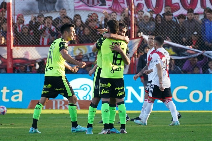 La alegría de Barracas Central tras ganarle a River. Foto: Juano Tesone.