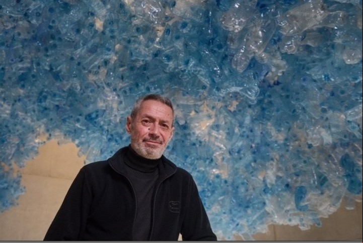 El artista argentino Esteban Álvarez en pleno armado de su obra "El aire de un año", en el Museo MAR de Mar del plata, como parte de Bienalsur 2023. Foto Horacio Volpato/ Bienalsur