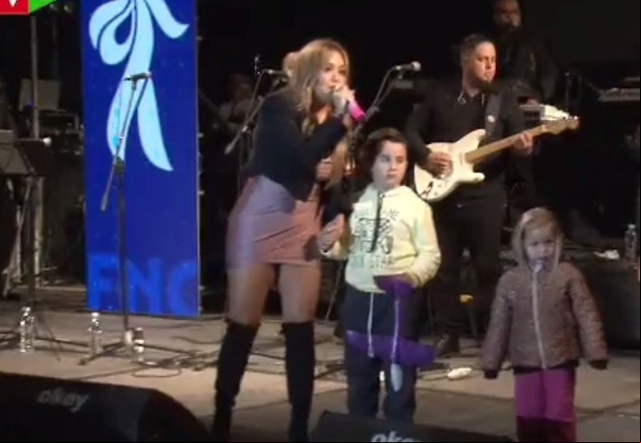 Karina La Princesita frenó un show por unos niños que estaban perdidos. Captura video.