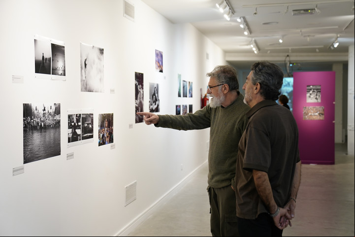 Los experimentados fotógrafos Rafael Calviño recorriendo la muestra.
Foto: Fernando de la Orden