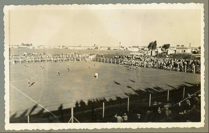 Fútbol en la cancha de Talleres, el popular club de Remedios de Escalada fundado en 1906.