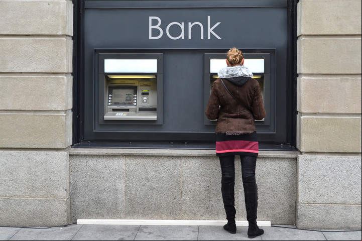 Los ATM facilitan efectivo las 24 horas, pero usarlos tiene sus costos. Foto: Shutterstock.