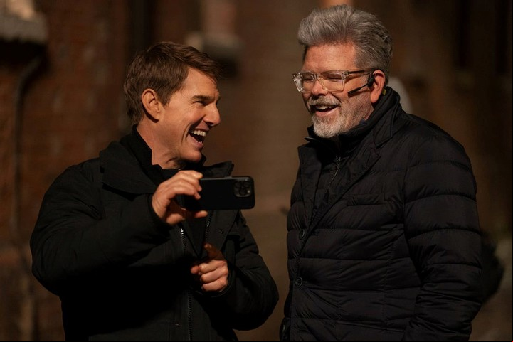 Junto a su amigo y director, Christopher McQuarrie, quien le pidió que aclarara si se puede o no mirarlo a los ojos. Foto UIP