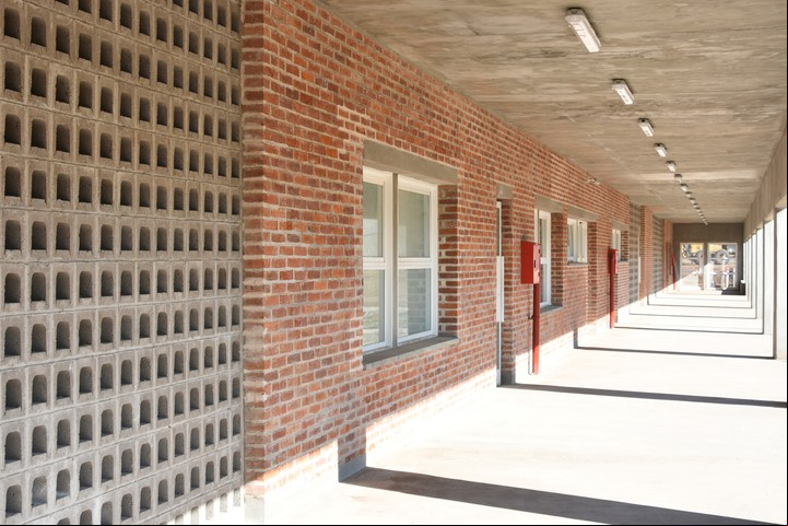 Ladrillos vistos y ladrillos cribados conforman la materialidad del proyecto.