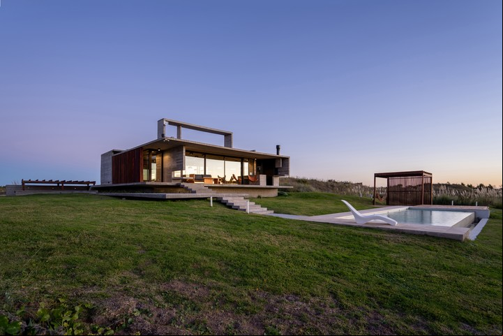 La casa respeta la topografía del terreno. Foto: Hernán de Almeida