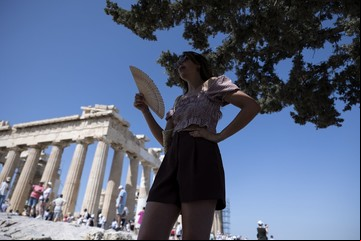 La ola de calor no cede en Europa: cierran la Acrópolis en Atenas por las altas temperaturas y se desatan incendios