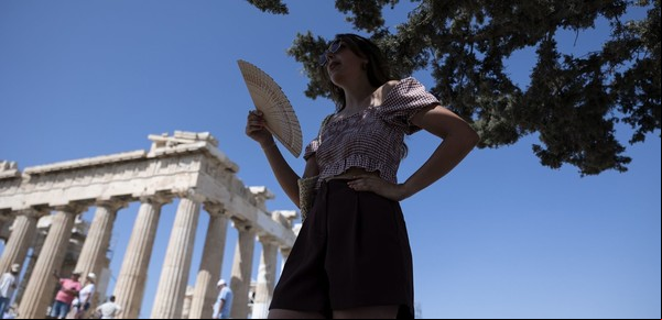 La ola de calor no cede en Europa: cierran la Acrópolis en Atenas por las altas temperaturas y se desatan incendios