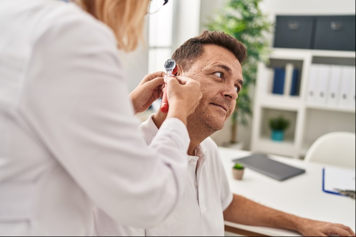 En el oído hay tres partes principales con estructuras que intervienen en el proceso de transformación de las ondas sonoras en señales que van al cerebro. Foto: Shutterstock.