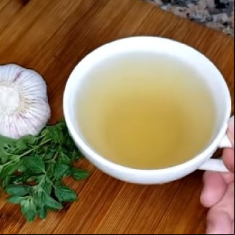 Té de ajo para prevenir el resfriado: beneficios y cómo prepararlo