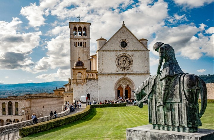 La iglesia superior de la Basílica de San Francisco de Asís. Foto Shutterstock