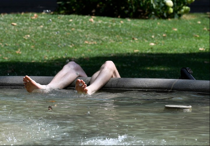 Con los pies en el agua, en Croacia. Foto: Denis LOVROVIC / AFP