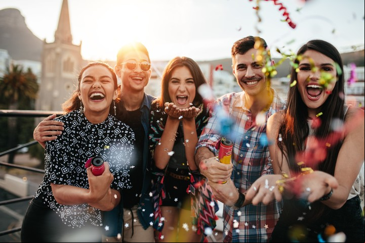 Fortalecer las relaciones existentes es clave para mantener la felicidad. Foto ilustración: Shutterstock.