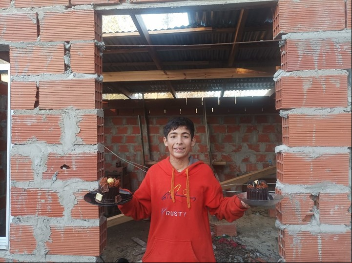 Joaquín Nahuel, sonríe en la puerta de su futuro "laboratorio". La cocina está en construcción y desde allí cocinará y tendrá su programa en las redes.