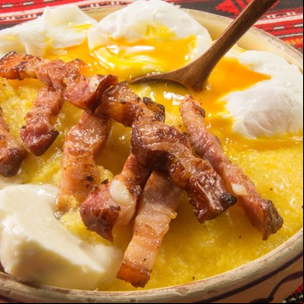 Polenta con queso, panceta y huevo poché