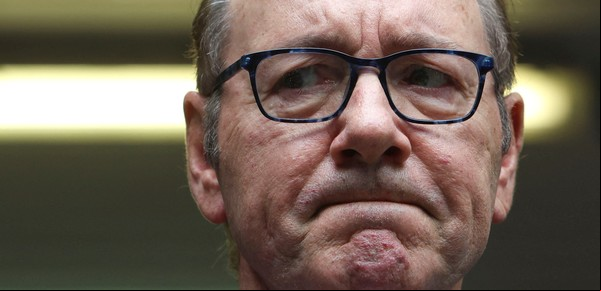 Kevin Spacey fue declarado inocente de abuso sexual y se puso a llorar frente al tribunal