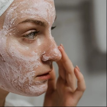 Crema antiarrugas: a qué edad empezar a usarlas y cuál es la mejor hora