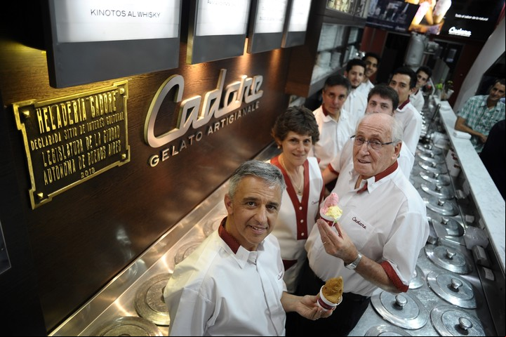 Gabriel Famá y su familia y empleados de Cadore. Por el dulce de leche, están entre las 100 mejores heladerías del mundo según Taste Atlas. Foto: Germán García Adrasti