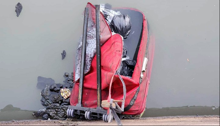 La valija roja donde hallaron los brazos y las piernas.