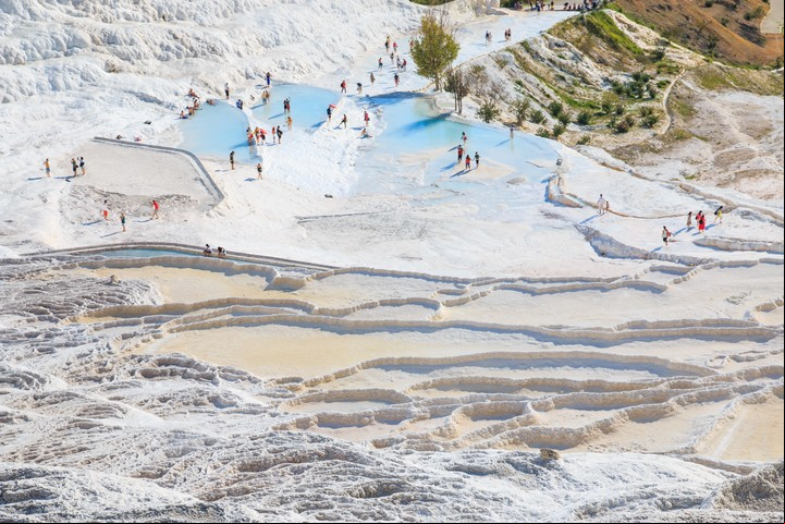 Los visitantes pueden caminar entre los piletones. Foto Shutterstock.