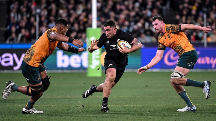 Codie Taylor apoyó uno de los seis tries de Nueva Zelanda ante Australia en Melbourne. Foto: William West / AFP.