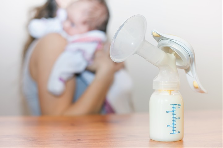 Lo ideal es que se pueda dar la teta en un ambiente tranquilo, cómodo y en soledad. Foto ilustración Shutterstock.