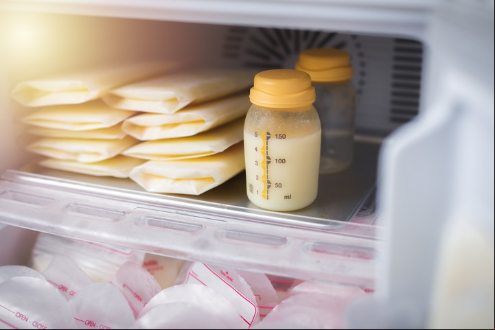La extracción se hace de modo manual o con sacaleches manual o mecánico. Foto ilustración Shutterstock.