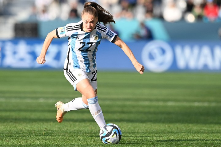 Estefanía Banini, quien está jugando su segundo Mundial consecutivo, estuvo alejada de la Selección Argentina entre 2019 y 2022. Foto Sanka Vidanagama / AFP