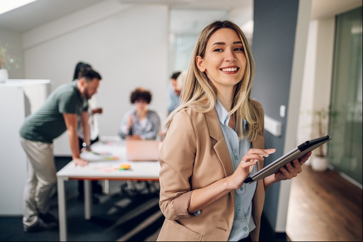 Desaconsejan pasar demasiado tiempo trabajando de pie, pero también sentados. Foto Shutterstock.