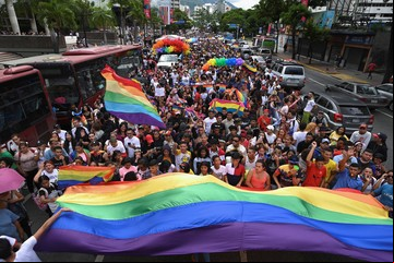 Al estilo ruso, la policía de Venezuela ahora allana bares de la comunidad LGBTIQ+ por "ultraje al pudor"
