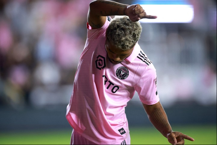 El venezolano Martínez celebra el 2-1 de penal. (AFP)