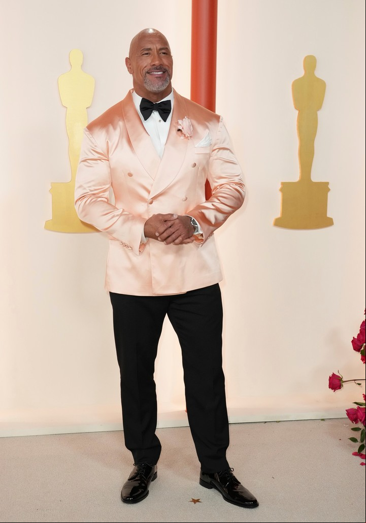 Dwayne Johnson, al llegar a la última entrega de los premios Oscar, en marzo de este año. Foto AP