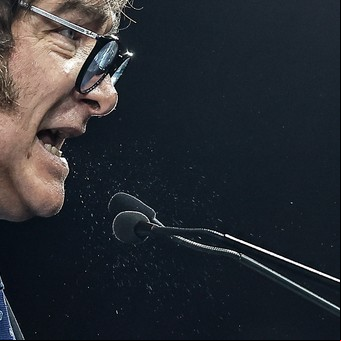 Elecciones 2023, en VIVO: tropezón y blooper del cineasta de Javier Milei, en un cierre de campaña demorado y accidentado