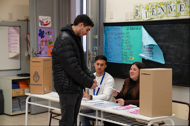 Si un votante obligado no se presenta y no justifica su ausencia, queda registrado en el Registro de Infractores al deber de votar. Foto Maxi Failla - urna urnas voto electronico votacion