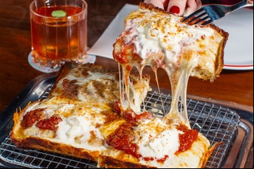 Stracciatella: el irresistible queso, pariente de la mozzarella y la burrata, que sirven en los restaurantes de moda