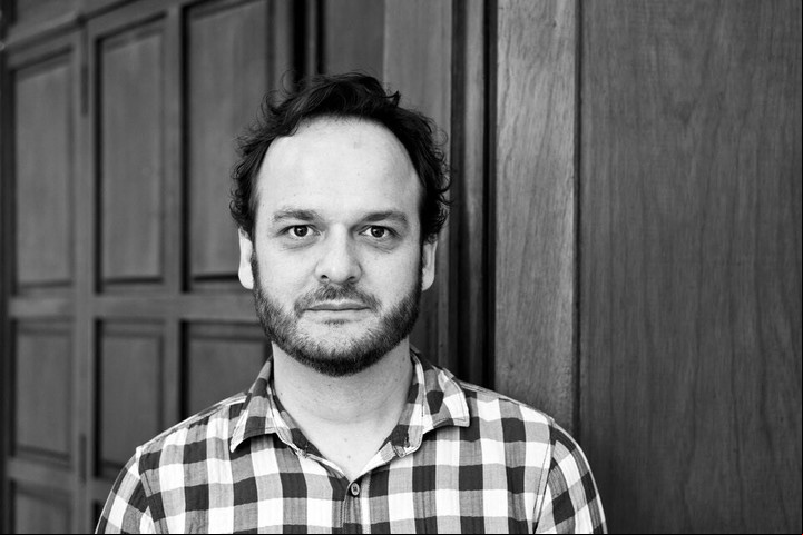 Juan Cárdenas: "La sensibilidad moderna, nuestra manera de mirar y percibir, quedó condicionada por esa estética racista". Foto Oswaldo Ruiz / Gentileza Editorial Sigilo.