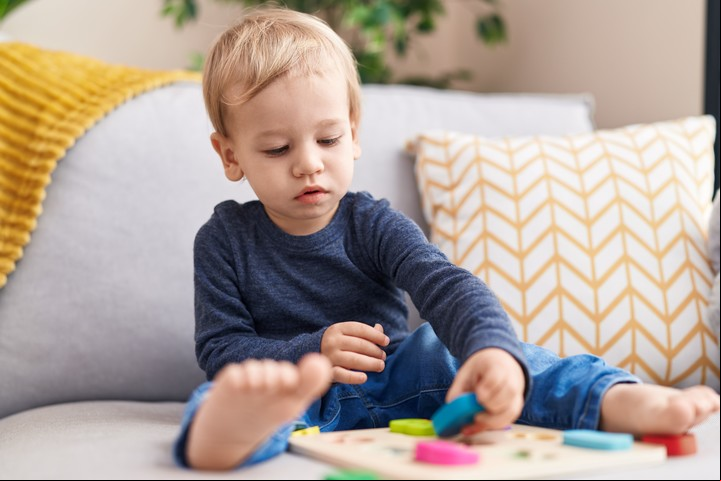 Nenes y nenas regidos por la frecuencia 4 valoran y promueven la estabilidad, el balance y la disciplina. (Foto: ilustración Shutterstock)