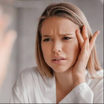 Cómo prevenir arrugas prematuras según expertos en dermatología 