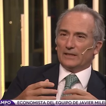 "Es de necios no cambiar de opinión": el asesor de Milei explicó por qué hace unos años criticaba la dolarización que ahora impulsa con el libertario
