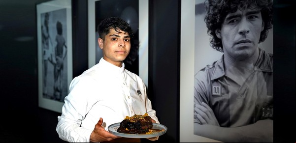El nuevo restaurante tributo a Maradona donde comer el vacío que amaba Diego y la "milanesa de la Tota"